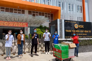  “Suất ăn tử tế” được mang đến Trung tâm Kiểm soát bệnh tật TP.HCM để tiếp lửa cho đội ngũ y tế, các tình nguyện viên (Ảnh: NTCC)