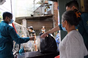 Lực lượng chức năng tiến hành khử khuẩn và cách ly khu vực này để kiểm soát phòng chống dịch Covid-19. (Ảnh: Công an TP).