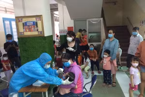 Ngành y tế lấy mẫu xét nghiệm 45 trẻ tại Trường MN Hoa Phượng Đỏ - quận Gò Vấp (Ảnh: HCDC)