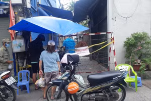 Lực lượng chức năng quận Bình Thạnh đã phong tỏa, cách ly khu vực hẻm trên Điện Biên Phủ, phường 15, để phòng chống dịch Covid-19 (Ảnh: HCDC)