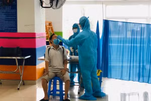 HCDC lấy mẫu xét nghiệm các trường hợp liên quan đến ca nhiễm Covid-19 để phòng dịch. (Ảnh: HCDC).