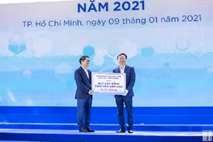 Ông Trần Bá Dương - Chủ tịch Ban đại diện cộng đồng Phú Thọ - Bách khoa (bên trái) trao biểu trưng 15 tỷ đồng cho PGS.TS Mai Thanh Phong- Hiệu trưởng nhà trường