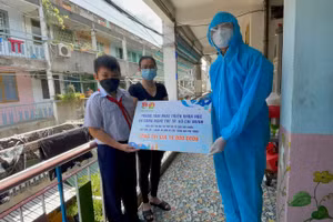 Đại diện Trung tâm Phát triển KH&CN trẻ trao biểu trưng bảo trợ học phí cho các em học sinh có hoàn cảnh đặc biệt khó khăn do dịch Covid-19 (Ảnh: Trung Tâm )