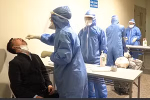 Nhân viên y tế TPHCM lấy mẫu xét nghiệm hành khách tại Sân bay Tân Sơn Nhất để kiểm soát dịch Covid-19 (Ảnh: HCDC)