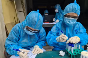 Lực lượng y tế TP.HCM truy vết lấy mẫu xét nghiệm liên quan đến các ca nhiễm mới để phòng dịch Covid-19. (Ảnh: HCDC).