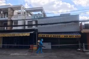 Lực lượng chức năng phong tỏa, phun thuốc khử khuẩn tại quán ăn khi phát hiện ca nhiễm Covid-19 để phòng dịch (Ảnh: HCDC)
