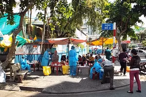 HCDC lấy mẫu xét nghiệm cho các cư dân ở khu vực có ca nhiễm Covid-19 mới tại Quận 7. (Ảnh: HCDC).