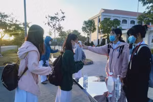 Học sinh Trường THPT Chuyên Hoàng Lê Kha - Tây Ninh luôn đeo khẩu trang và đo thân nhiệt khi trở lại trường để phòng dịch. 