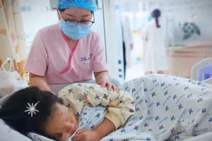 Bé N.T.N tại phòng cấp cứu BV Nhi Đồng TPHCM (Ảnh: BVCC)