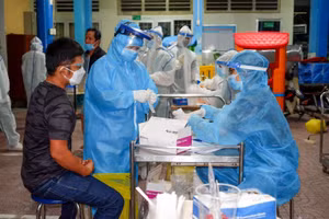 Lực lượng y tế lấy mẫu xét nghiệm các trường hợp liên quan đến ca nghi nhiễm Covid-19 để phòng dịch (Ảnh: HCDC).