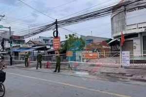 Lực lượng chức năng huyện Cần Đước phong tỏa khu vực liên quan đến ca mắc Covit-19 (Ảnh: Long An)