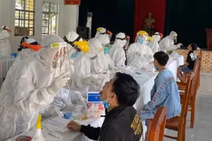 Nhân viên Y tế tỉnh Tây Ninh lấy mẫu xét nghiệm các trường hợp liên quan đến ca nhiễm Covid-1. (Ảnh: Tây Ninh)