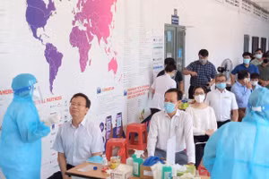 Trường ĐH Bách khoa TPHCM tổ chức xét nghiệm tầm soát Covid-19 miễn phí cho cán bộ viên chức, lao động. (Ảnh: Thy Huyền)