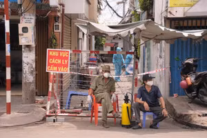 Lực lượng chức năng phong tỏa khu vực liên quan đến ca nhiễm Covid-19 tại Quận 8 để phòng dịch (Ảnh: HCDC)