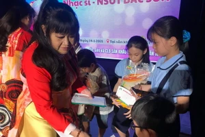Ca sĩ Hạ Châu trao học bổng mang tên cha của mình - nhạc sĩ Bắc Sơn- cho học sinh hiếu học là con em nghệ sĩ nghèo, có hoàn cảnh khó khăn.