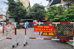 TPHCM đã phong tỏa nhiều khu vực liên quan đến ca nhiễm Covid-19 để truy vết xét nghiệm phòng dịch bệnh (Ảnh: HCDC)