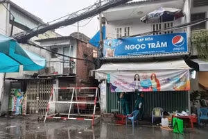 Lực lượng chức năng Quận 1 phong tỏa con hẻm 245 Nguyễn Trãi, Nguyễn Cư Trinh, Quận 1 (khu Mả Lạng) từ ngày 31/5 khi phát hiện ca Covid-19 là F1 của BN6787. (Ảnh: HCDC).