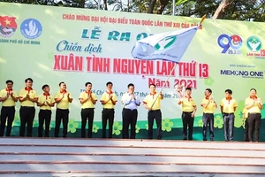 Lễ trao cờ xuất quân chiến dịch "Xuân tình nguyện năm 2021".