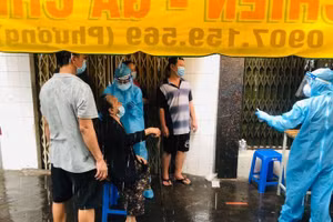 Lực lượng y tế lấy mẫu xét nghiệm các trường hợp liên quan đến ca nhiễm Covid-19 mới để phòng dịch. (Ảnh: HCDC).