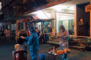 Lực lượng y tế lấy mẫu xét nghiệm cho người dân để tầm soát dịch Covid-19. (Ảnh: HCDC).