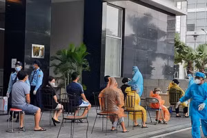 Lực lượng chức năng lấy mẫu xét nghiệm các trường hợp liên quan đến ca nhiễm Covid-19 mới để phòng dịch (Ảnh: HCDC)