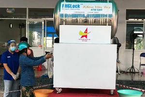 Người dân ở khu vực giãn cách xã hội Quận 12 được hỗ trợ gạo từ "ATM gạo" (Ảnh: BTC))