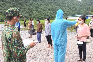 Lực lượng biên phòng ngăn người nhập cảnh trái phép vào trong nước. Ảnh: VOV.