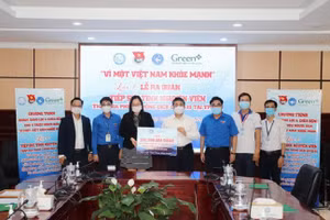 Đại diện Tập đoàn đầu tư tài chính Green+ tài trợ 200 triệu tương ứng 1500 bộ xét nghiệm kháng nguyên SARS-CoV-2 cho các tình nguyện viên tại TP Hồ Chí Minh.