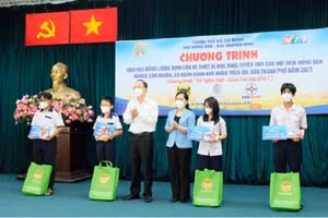 Phó Bí thư Thành ủy TP.HCM Nguyễn Hồ Hải và Chủ tịch Hội Nông dân TP Hồ Chí Minh Nguyễn Thanh Xuân trao học bổng và thiết bị học trực tuyến cho học sinh.