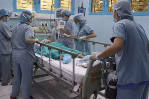 Bé trai được ghép thận thành công được chuyển đến phòng hồi sức (Ảnh: BVCC)