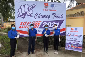 Tình nguyện viên luôn đến sớm để hỗ trợ đo thân nhiệt cho thí sinh trước khi bước vào phòng thi. (Ảnh: NTCC).