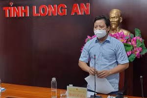 Phó Chủ tịch UBND tỉnh Long An - Phạm Tấn Hòa chỉ đạo huyện Cần Giuộc đẩy mạnh tuyên truyền trong nhân dân để quyết liệt truy vết những người có liên quan ca mắc Covid-19 này.