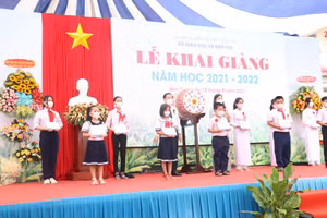 Bí thư Tỉnh ủy Bến Tre Lê Đức Thọ cùng lãnh đạo Sở GD&ĐT tỉnh trao học bổng cho học sinh nhân dịp khai giảng năm học mới. (Ảnh: CTV)