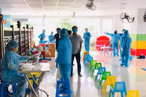 Lực lượng y tế TP.HCM lấy mẫu xét nghiệm các trường hợp liên quan đế ca nhiễm Covid-19 mới để phòng dịch. (Ảnh: HCDC).