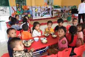 Trẻ bán trú tại điểm trường vùng cao Yên Bái (ảnh trong bài chụp thời điểm chưa giãn cách vì Covid-19)