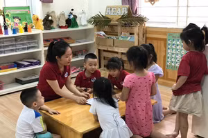 Giờ học của học sinh mầm non Trường thực hành sư phạm - Trường ĐH Vinh (ảnh chụp thời điểm chưa giãn cách vì Covid-19).