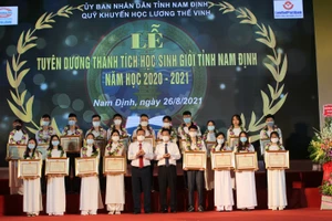 Lãnh đạo Nam Định khen thưởng học sinh có thành tích cao trong năm học 2020-2021 sáng ngày 26/8