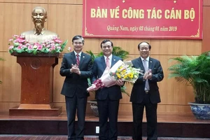 Ông Phan Việt Cường (đứng giữa) được bầu giữ chức Bí thư Tỉnh uỷ Quảng Nam nhiệm kỳ 2015-2020.