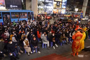 Đêm muộn, nhiều người vẫn kiên nhẫn chờ mua vàng ngày vía Thần Tài