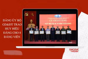 Đảng ủy Bộ GD&ĐT trao Huy hiệu Đảng cho 8 đảng viên