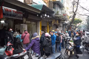 Người dân xếp hàng dài mua heo quay ngày vía Thần Tài 