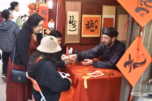 Người dân Thủ đô đến Văn Miếu xin chữ đầu năm