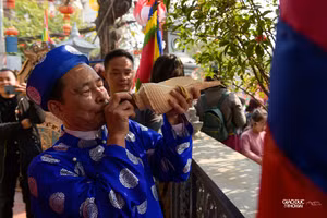 Giả gái múa điệu cổ 'con đĩ đánh bồng'