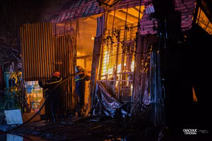 Cháy dãy xưởng sản xuất gỗ ở Đại Mỗ, lửa và khói đen bốc cao nghi ngút 