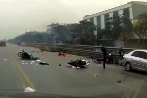 Lái xe ô tô say rượu đâm 6 xe máy khiến 8 người nhập viện