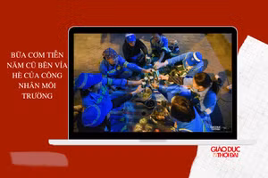 Bữa cơm tiễn năm cũ bên vỉa hè của công nhân môi trường