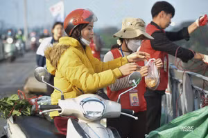 Người dân Hà Nội thả cá chép tiễn ông Công ông Táo