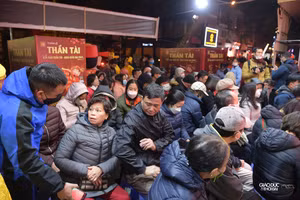 Dù không đông, người dẫn vẫn xếp hàng sáng sớm để mua vàng ngày vía Thần Tài