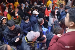 Nhộn nhịp xếp hàng đầu giờ sáng để mua vàng ngày vía Thần Tài