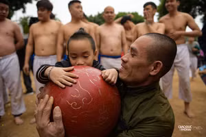 Độc đáo lễ hội vật quả cầu nặng hơn 20kg làng Thúy Lĩnh